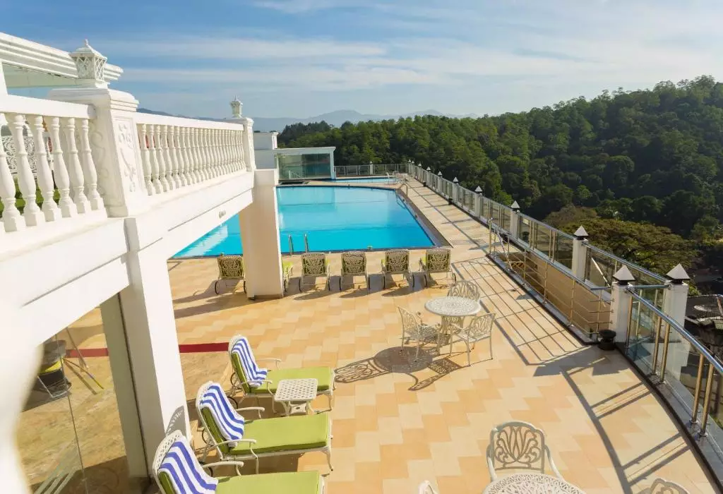 استخر روی بام هتل گرند کندیان